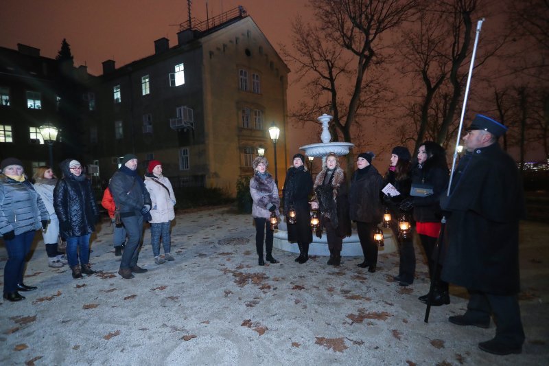 Paljenje plinskih lanterni na Gornjem gradu uz pjevanje božićnih pjesama