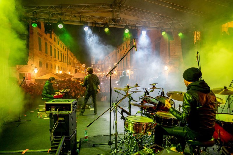 U sklopu Dubrovačkog zimskog festivala Gibonni održao koncert na Stradunu