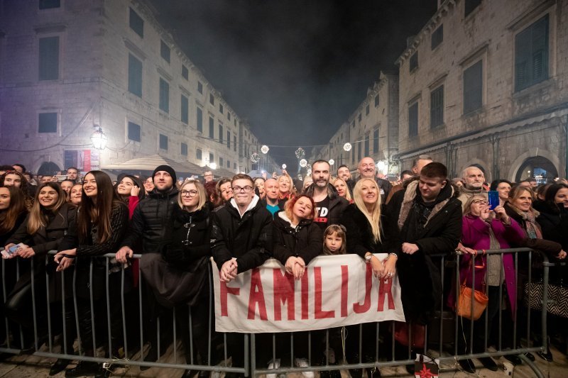 U sklopu Dubrovačkog zimskog festivala Gibonni održao koncert na Stradunu