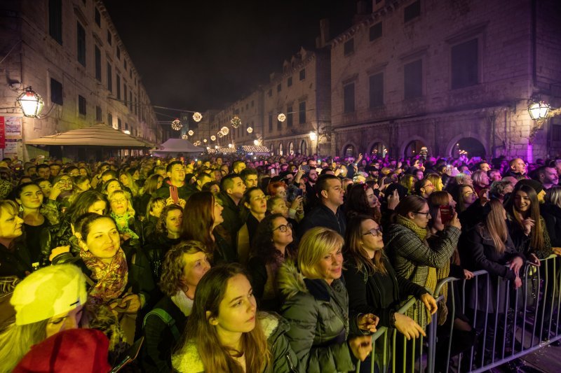 U sklopu Dubrovačkog zimskog festivala Gibonni održao koncert na Stradunu