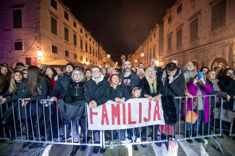 U sklopu Dubrovačkog zimskog festivala Gibonni održao koncert na Stradunu