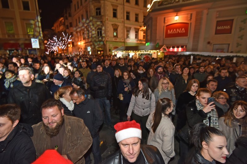 Pula: Koncert Psihomodo Popa na Portarati okupio veliki broj Puljana