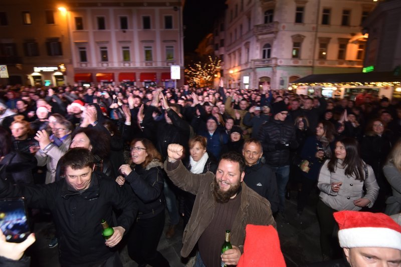 Pula: Koncert Psihomodo Popa na Portarati okupio veliki broj Puljana