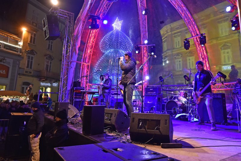 Pula: Koncert Psihomodo Popa na Portarati okupio veliki broj Puljana