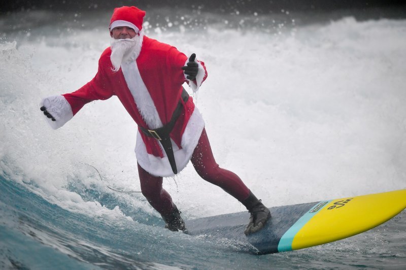 Djed Mraz na dasci za surfanje