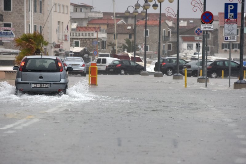 Jako jugo i veliki valovi potopili su vodičku rivu i stvarali probleme u prometu