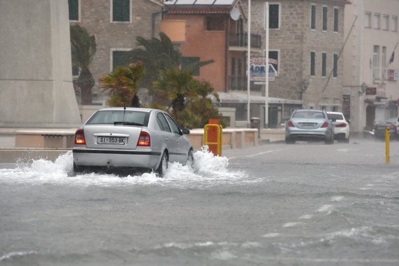 Jako jugo i veliki valovi potopili su vodičku rivu i stvarali probleme u prometu