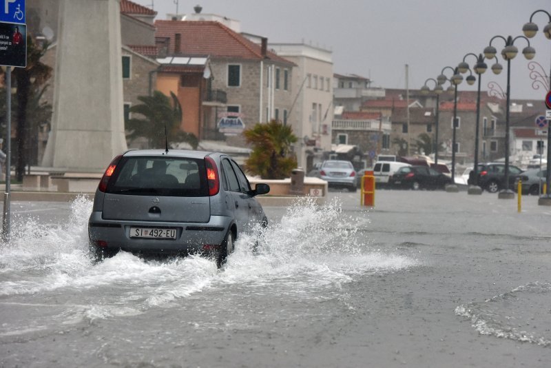 Jako jugo i veliki valovi potopili su vodičku rivu i stvarali probleme u prometu