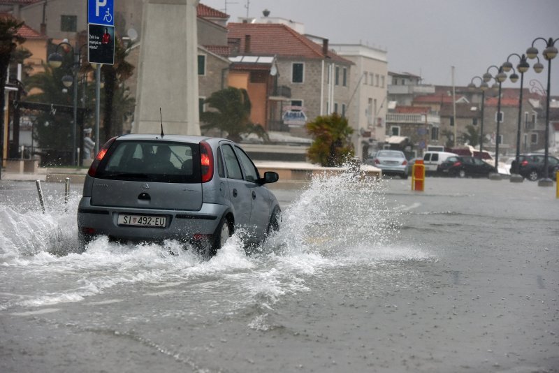 Jako jugo i veliki valovi potopili su vodičku rivu i stvarali probleme u prometu