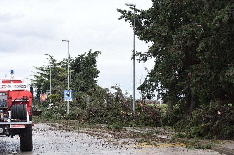 Zadar: Jutros je kroz naselje Ričine protutnjala pijavica