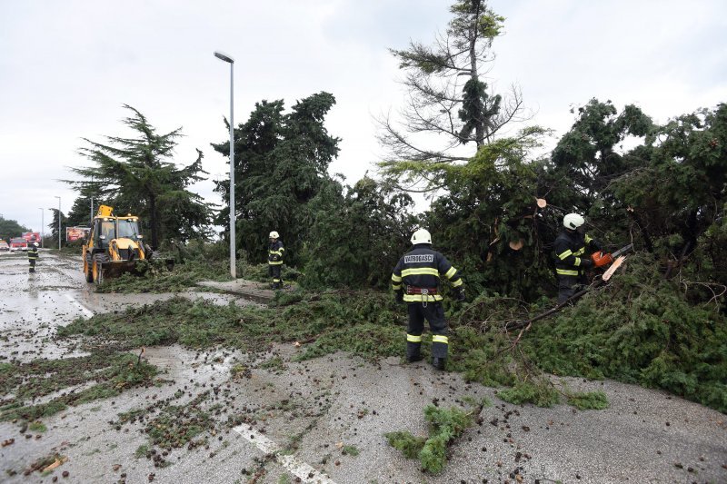 Zadar: Jutros je kroz naselje Ričine protutnjala pijavica