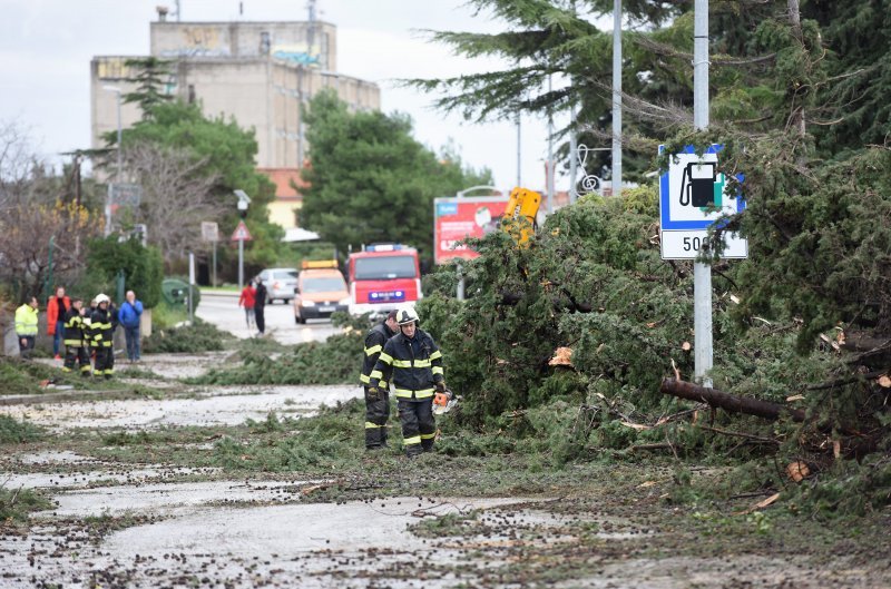 Zadar: Jutros je kroz naselje Ričine protutnjala pijavica