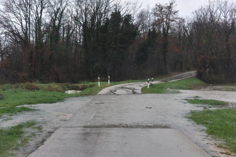 Polja u okolici Umaga i Buja dijelom poplavljena zbog velike količine oborina