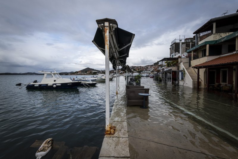 Šibenik: Visoka plima poplavila je kafiće i cestu u Dolcu