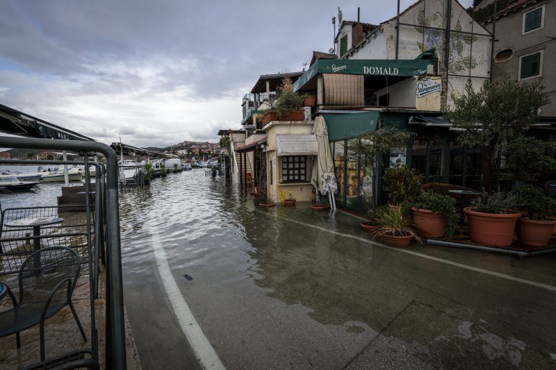 Šibenik: Visoka plima poplavila je kafiće i cestu u Dolcu