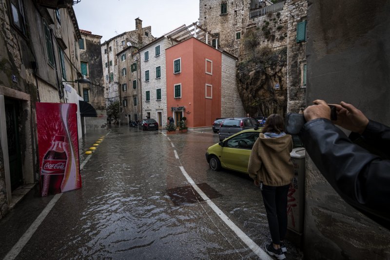 Šibenik: Visoka plima poplavila je kafiće i cestu u Dolcu