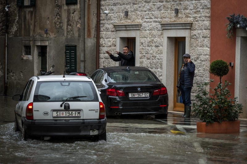 Šibenik: Visoka plima poplavila je kafiće i cestu u Dolcu