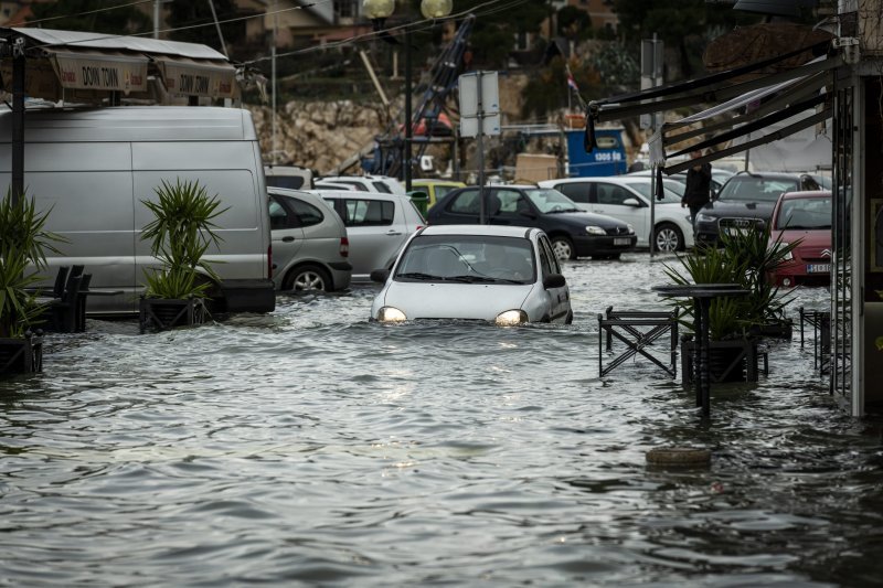 Šibenik: Visoka plima poplavila je kafiće i cestu u Dolcu