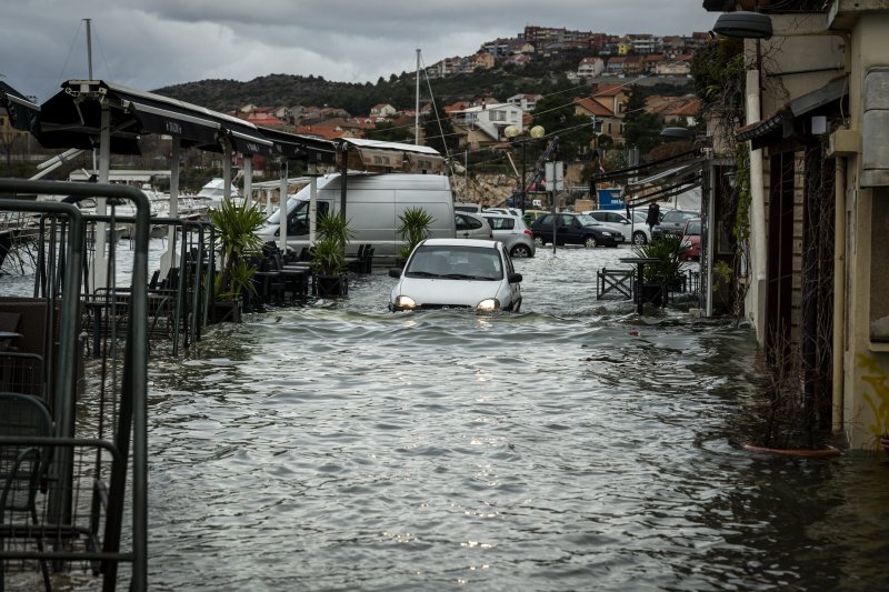 Šibenik: Visoka plima poplavila je kafiće i cestu u Dolcu