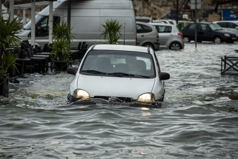 Šibenik: Visoka plima poplavila je kafiće i cestu u Dolcu