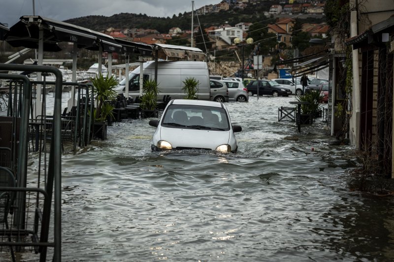 Šibenik: Visoka plima poplavila je kafiće i cestu u Dolcu