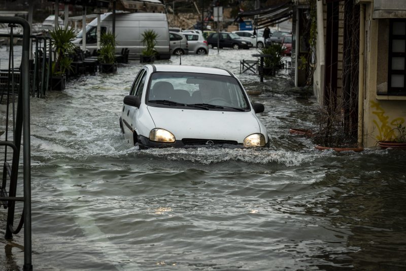 Šibenik: Visoka plima poplavila je kafiće i cestu u Dolcu