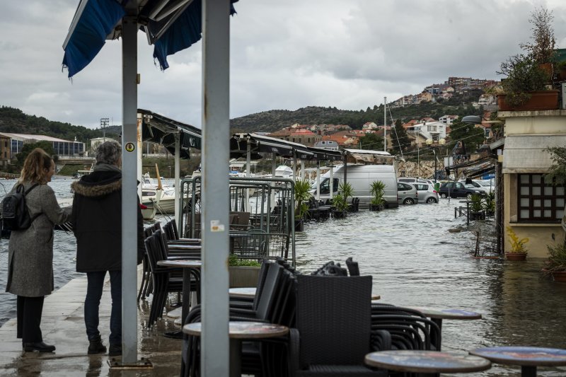 Šibenik: Visoka plima poplavila je kafiće i cestu u Dolcu