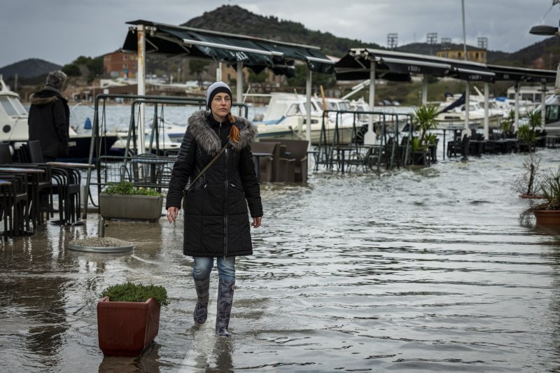 Šibenik: Visoka plima poplavila je kafiće i cestu u Dolcu