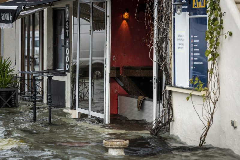 Šibenik: Visoka plima poplavila je kafiće i cestu u Dolcu