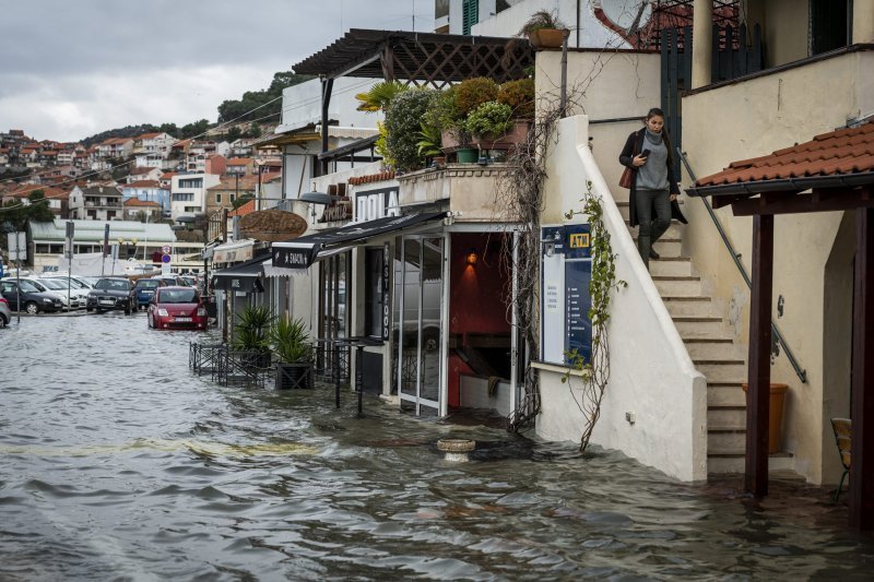 Šibenik: Visoka plima poplavila je kafiće i cestu u Dolcu