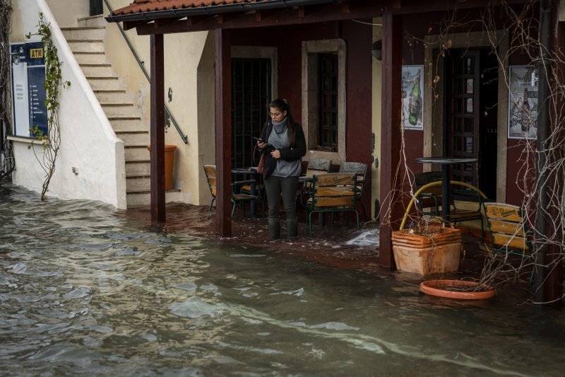 Šibenik: Visoka plima poplavila je kafiće i cestu u Dolcu