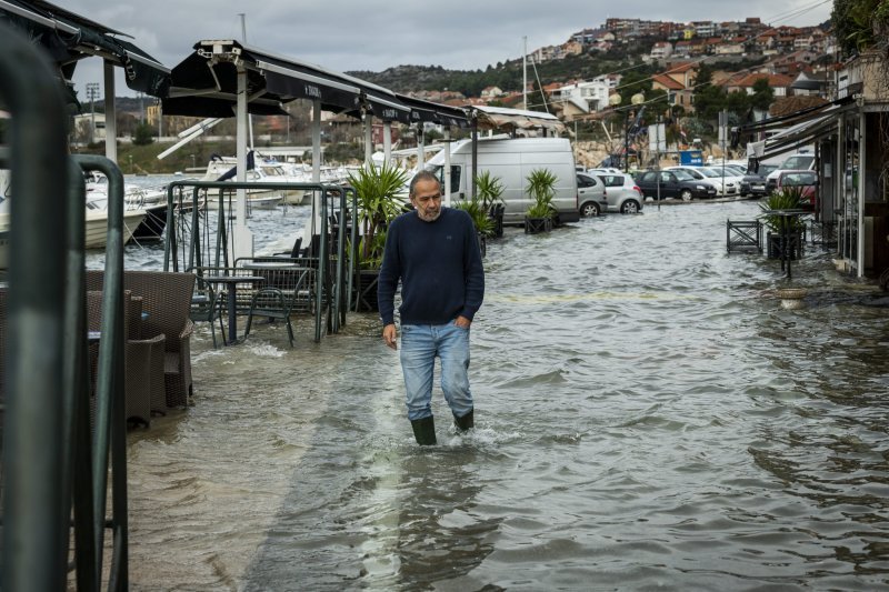 Šibenik: Visoka plima poplavila je kafiće i cestu u Dolcu