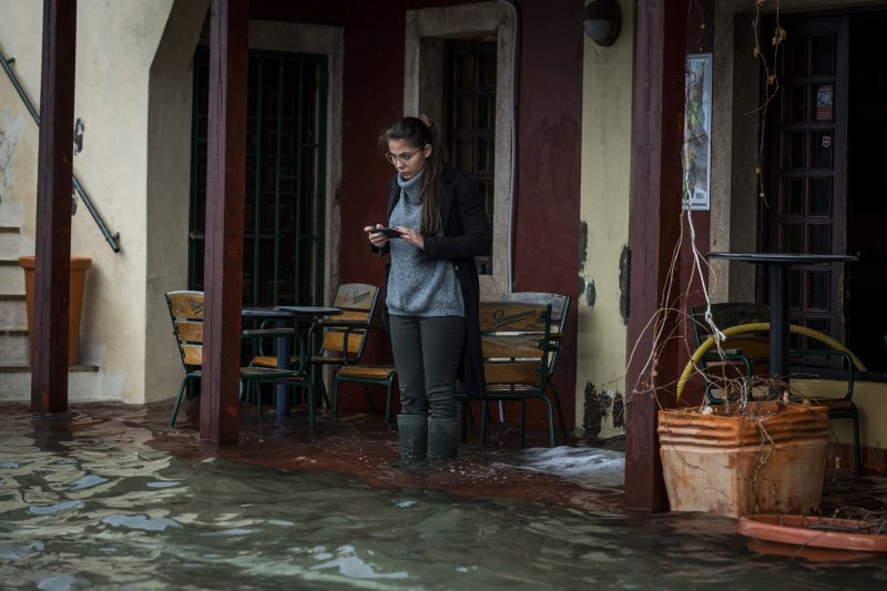 Šibenik: Visoka plima poplavila je kafiće i cestu u Dolcu