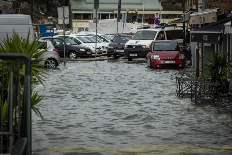 Šibenik: Visoka plima poplavila je kafiće i cestu u Dolcu