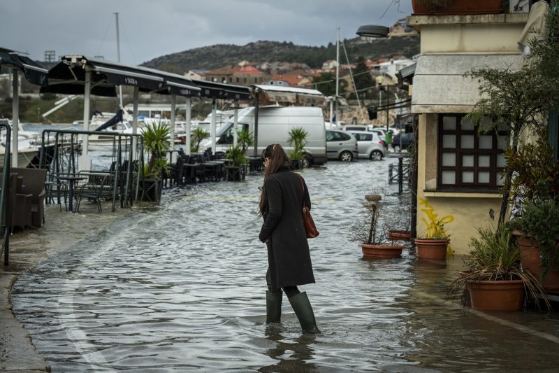 Šibenik: Visoka plima poplavila je kafiće i cestu u Dolcu