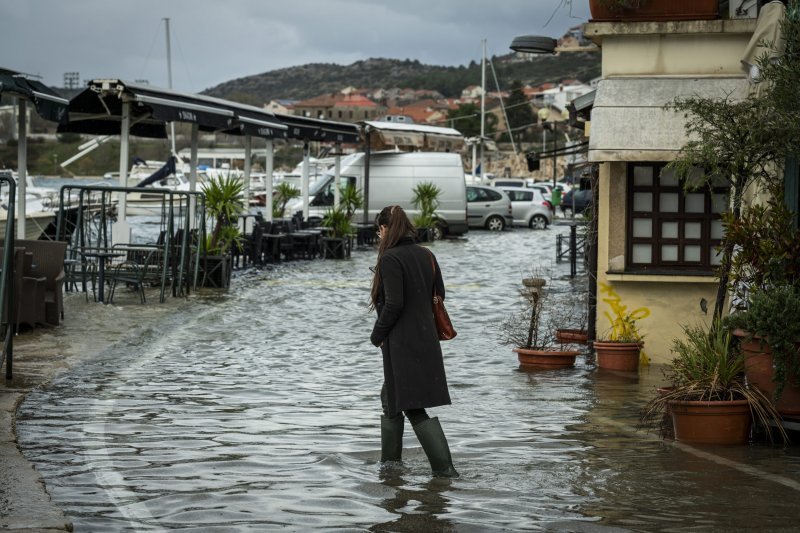 Šibenik: Visoka plima poplavila je kafiće i cestu u Dolcu