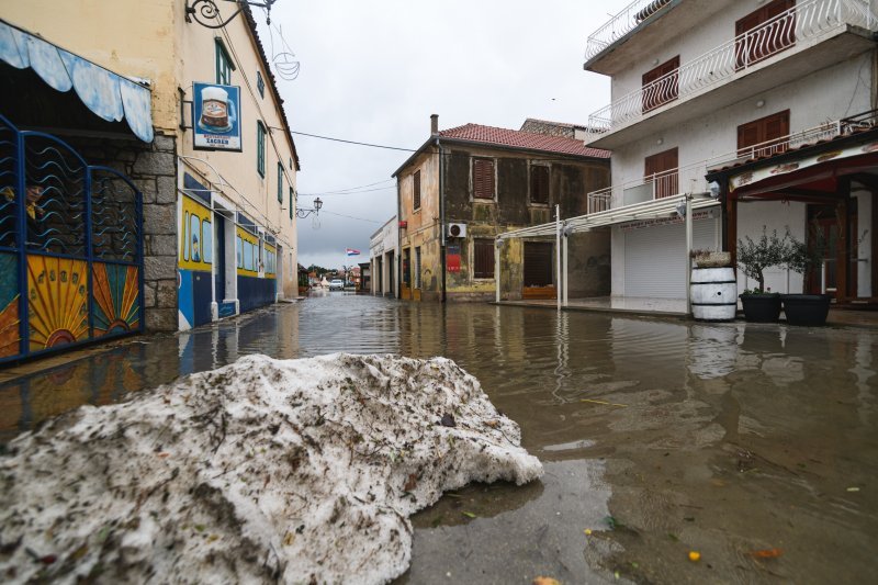 Tuča poharala Pakoštane gdje su poplavljene ulice