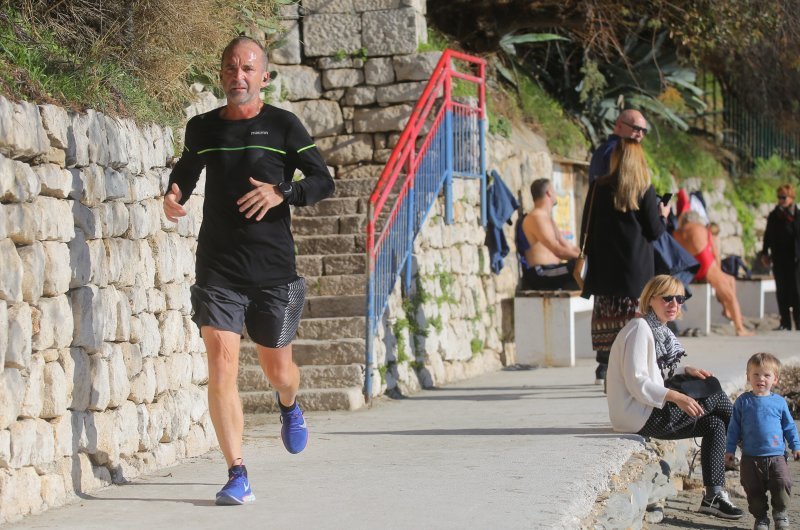 Sunčano vrijeme na blagdan mnogi Splićani iskoristili su za kupanje i šetnju uz more