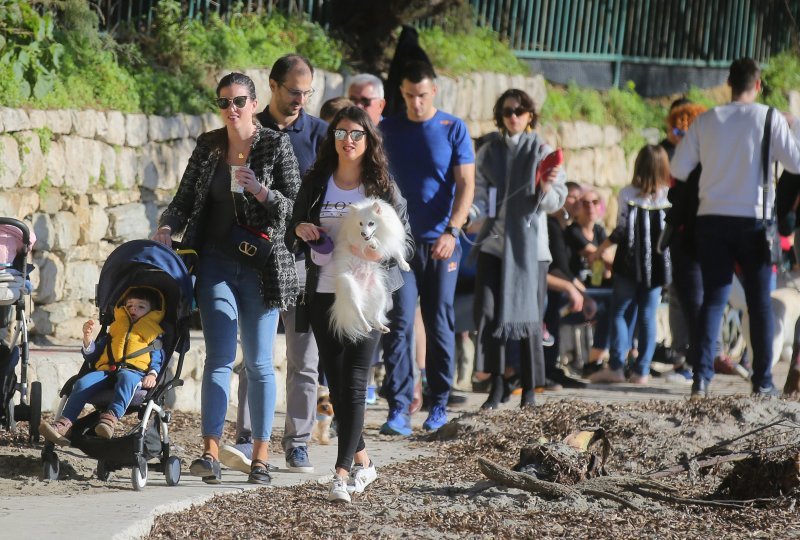 Sunčano vrijeme na blagdan mnogi Splićani iskoristili su za kupanje i šetnju uz more