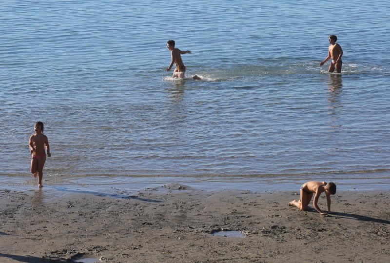 Sunčano vrijeme na blagdan mnogi Splićani iskoristili su za kupanje i šetnju uz more