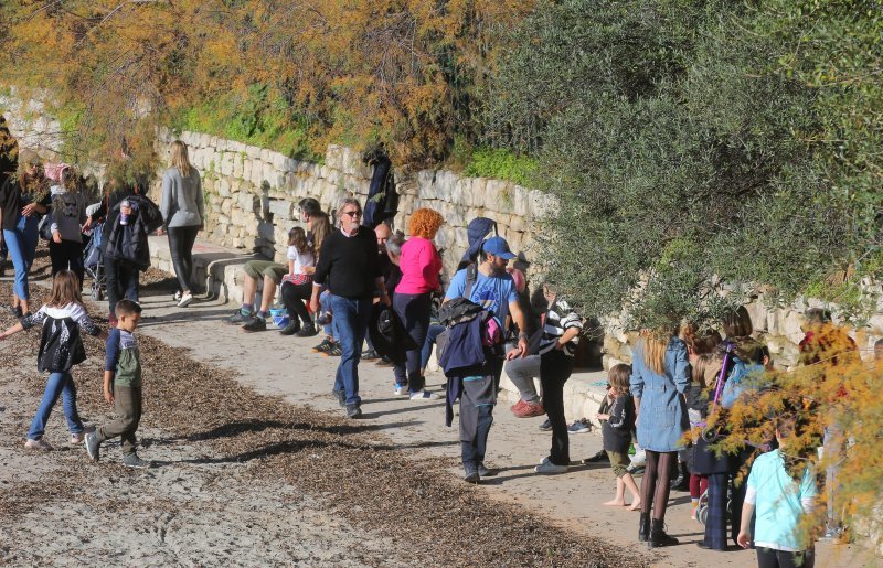 Sunčano vrijeme na blagdan mnogi Splićani iskoristili su za kupanje i šetnju uz more