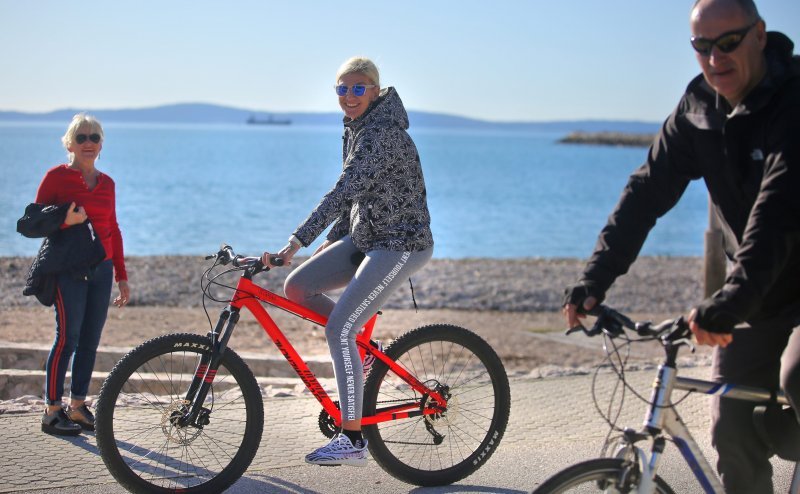 Sunčano vrijeme na blagdan mnogi Splićani iskoristili su za kupanje i šetnju uz more