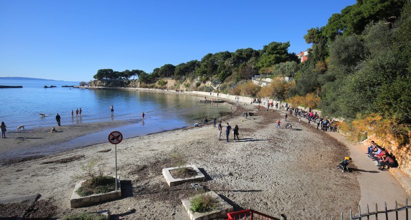 Sunčano vrijeme na blagdan mnogi Splićani iskoristili su za kupanje i šetnju uz more