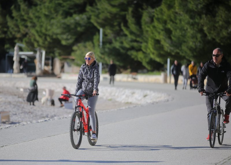 Sunčano vrijeme na blagdan mnogi Splićani iskoristili su za kupanje i šetnju uz more