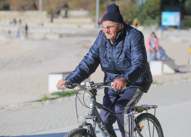 Sunčano vrijeme na blagdan mnogi Splićani iskoristili su za kupanje i šetnju uz more