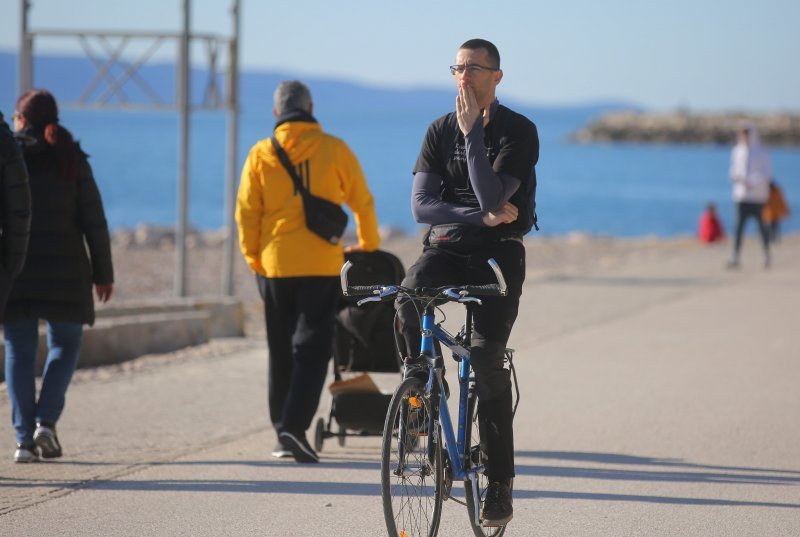 Sunčano vrijeme na blagdan mnogi Splićani iskoristili su za kupanje i šetnju uz more