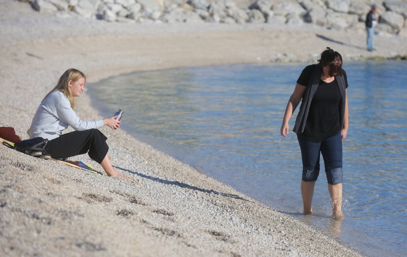 Sunčano vrijeme na blagdan mnogi Splićani iskoristili su za kupanje i šetnju uz more