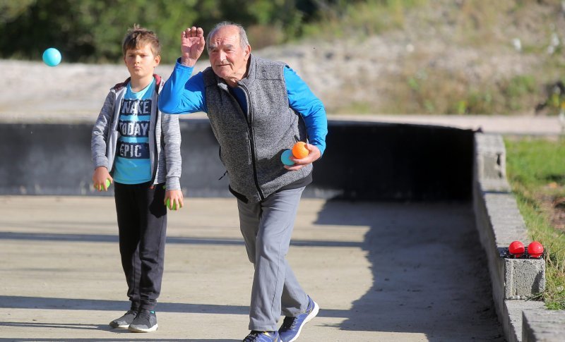 Sunčano vrijeme na blagdan mnogi Splićani iskoristili su za kupanje i šetnju uz more