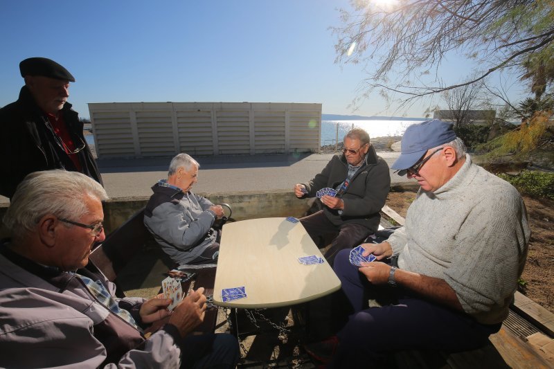 Sunčano vrijeme na blagdan mnogi Splićani iskoristili su za kupanje i šetnju uz more