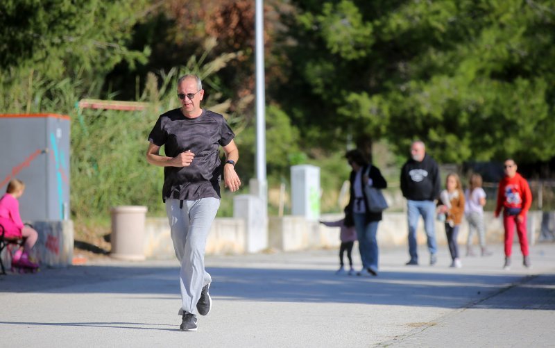 Sunčano vrijeme na blagdan mnogi Splićani iskoristili su za kupanje i šetnju uz more